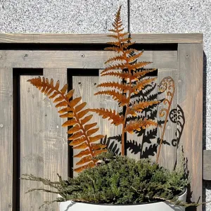1pc Fern Fronds Rusty Metal Plant Stake Home And Garden Decor