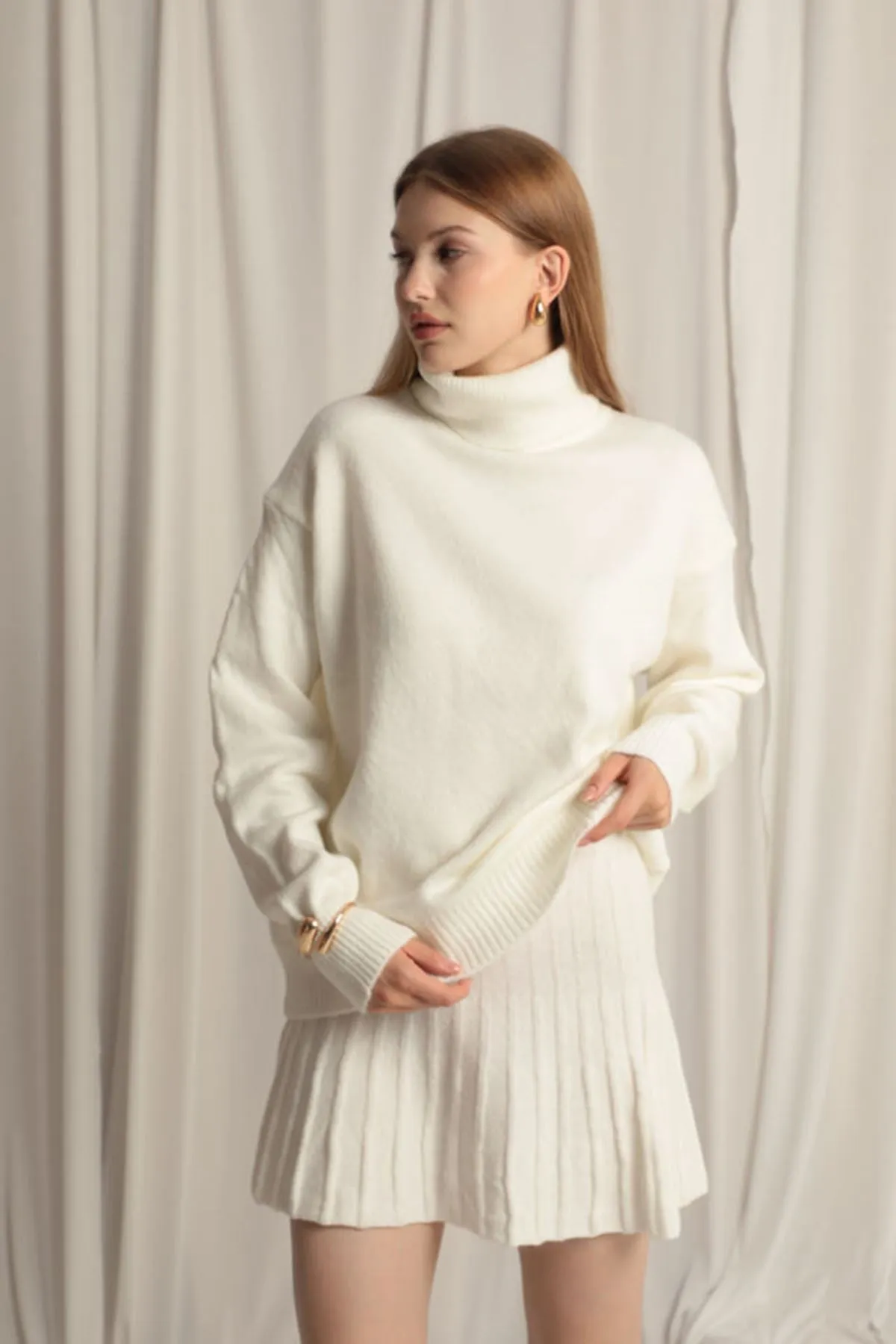 Knitwear Fabric Turtleneck Sweater white Skirt Set
