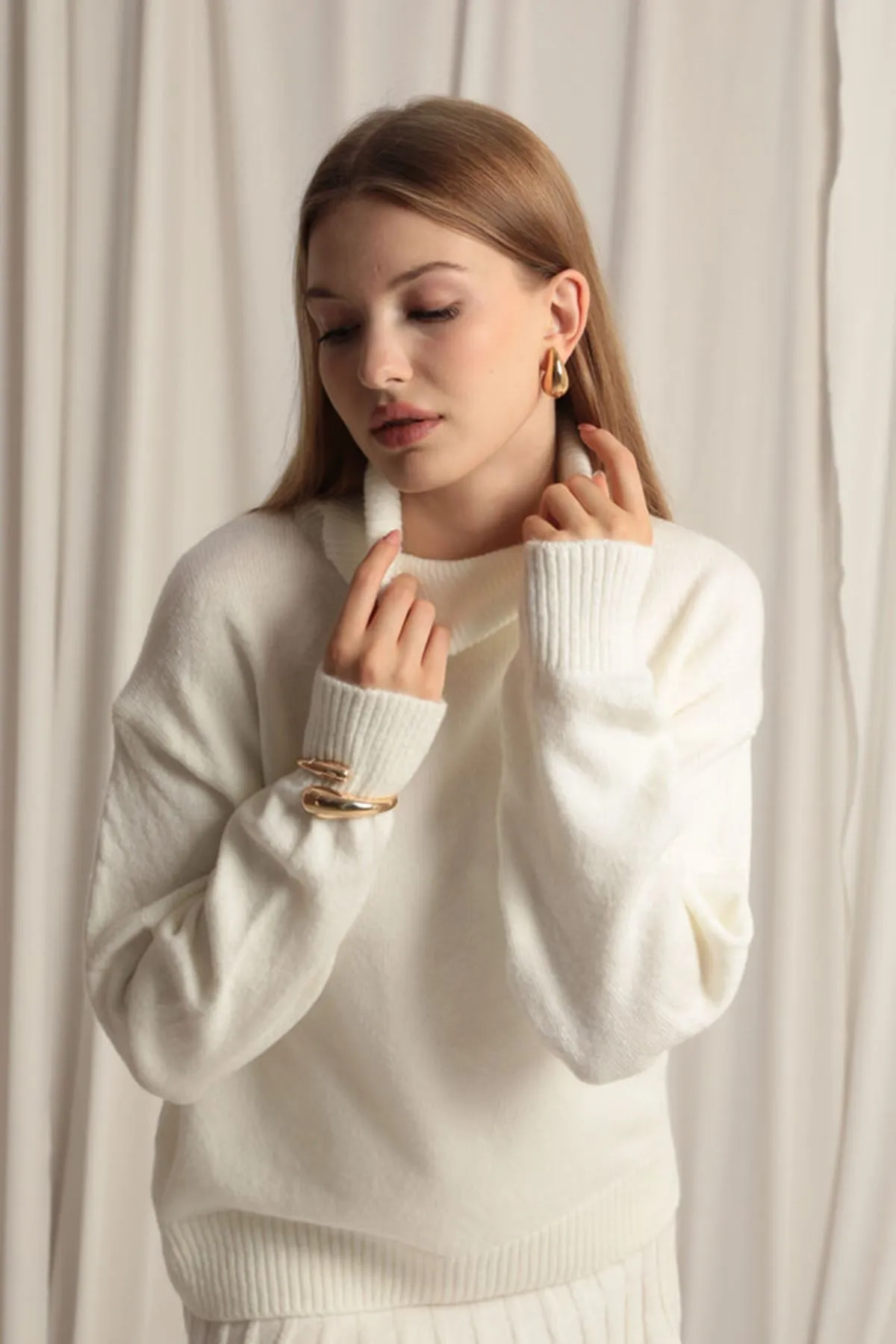 Knitwear Fabric Turtleneck Sweater white Skirt Set